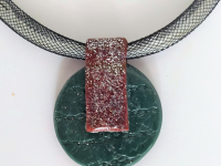 ​Collar  corto de malla y arcilla polimérica. MN26